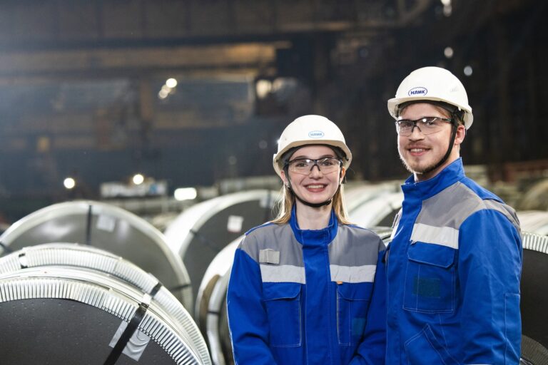 Gehaltserhöhungen galten lange als sicherstes Mittel, um Motivation und Loyalität zu fördern. Doch in der Praxis verpufft ihre Wirkung oft schneller, als sie auf dem Konto ankommt. Steuern und Sozialabgaben schmälern den tatsächlichen Nutzen, während der finanzielle Aufwand für Unternehmen dauerhaft steigt. Die betriebliche Krankenversicherung (bKV) bietet hier eine smarte Alternative.