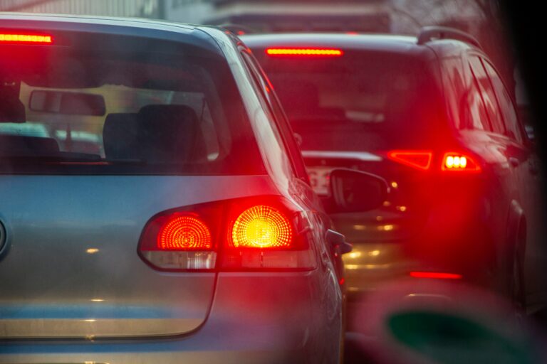 Mehrere Autos im Straßenverkehr als Symbol für das Thema Europäischer Unfallbericht ausfüllen.