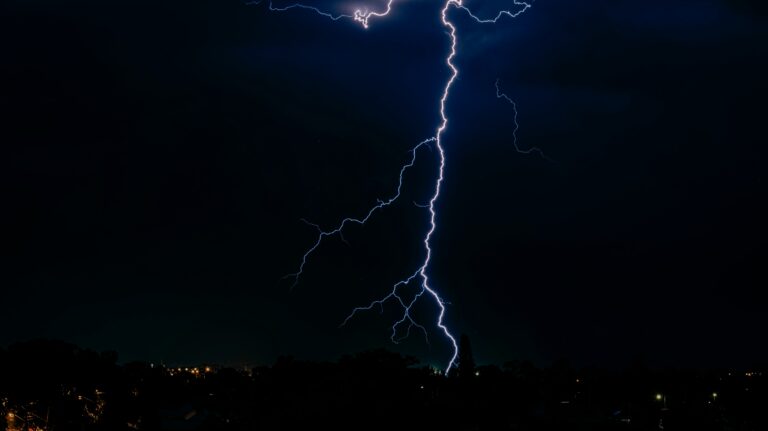 Blitzeinschlag bei Nacht als Symbol für Risiken beim Gewerbeimmobilie versichern.