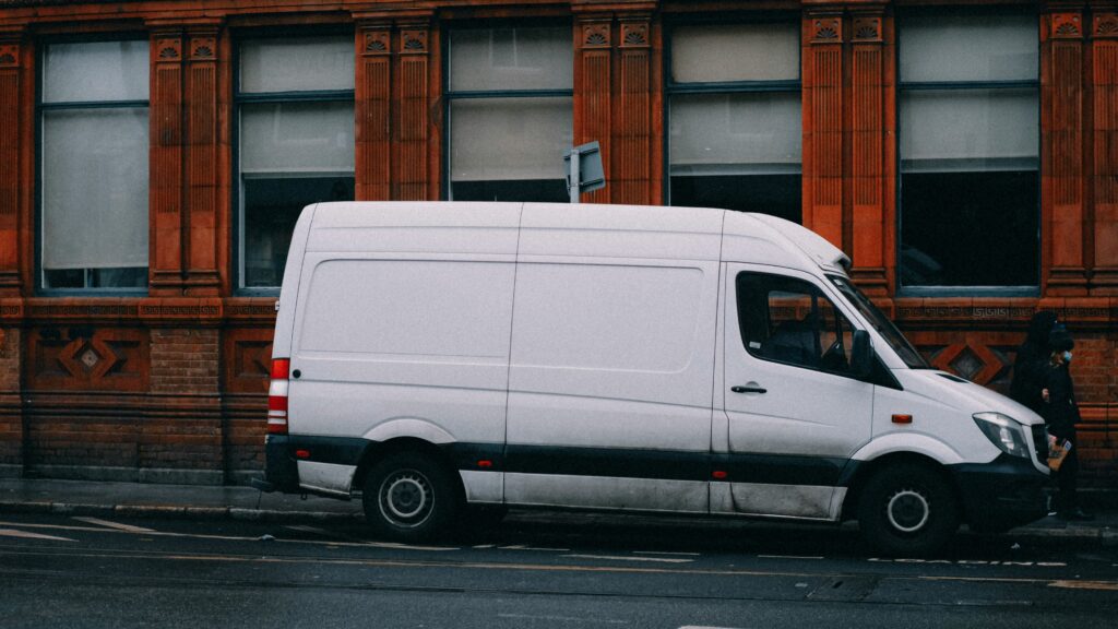 Firmenwagen mit Werkzeug als Beispiel für den Versicherungsschutz von Werkzeug im Firmenwagen.