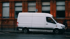 Firmenwagen mit Werkzeug als Beispiel für den Versicherungsschutz von Werkzeug im Firmenwagen.