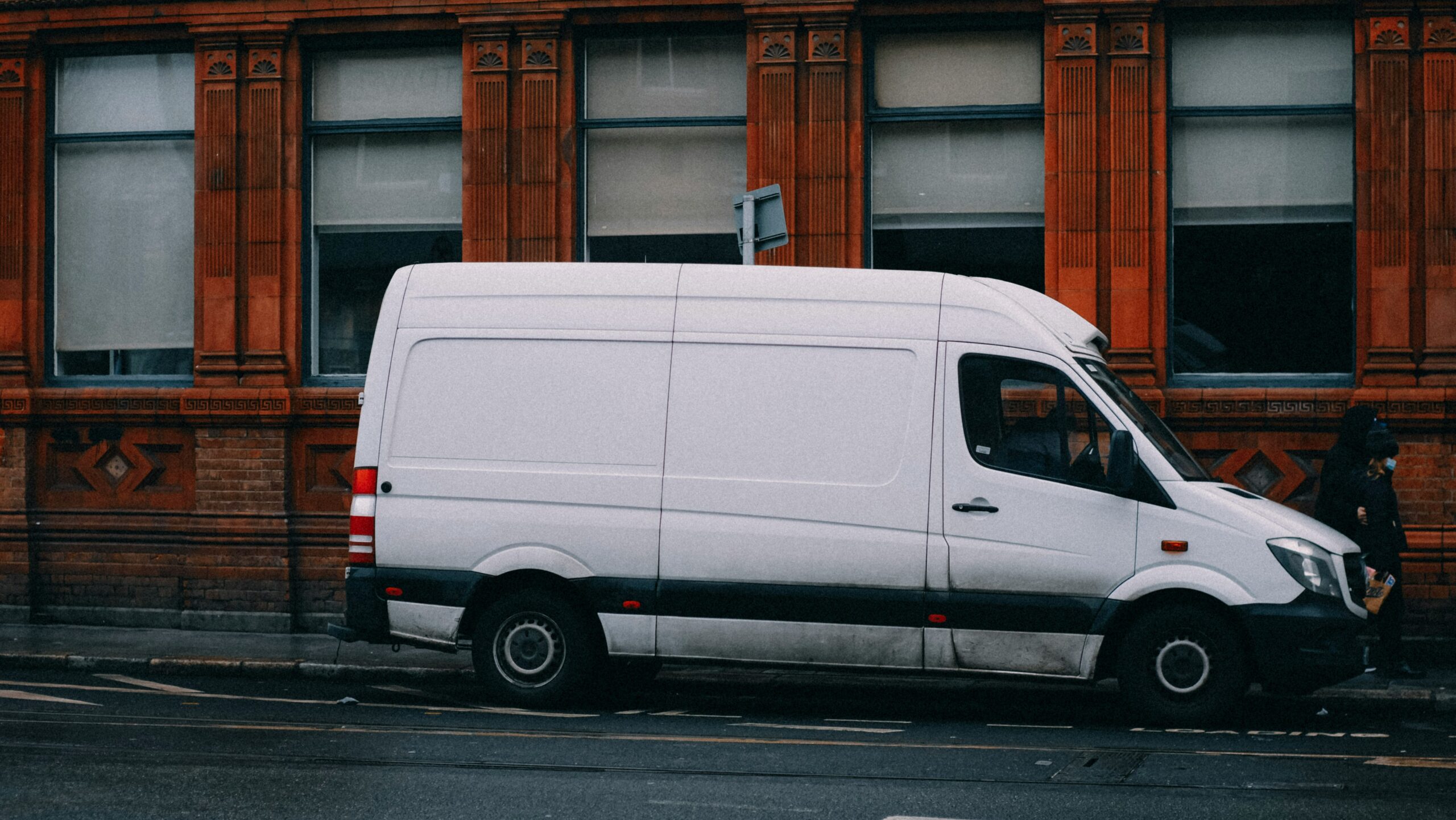 Firmenwagen mit Werkzeug als Beispiel für den Versicherungsschutz von Werkzeug im Firmenwagen.