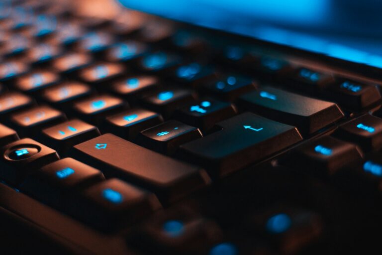 Beleuchtete Computertastatur als Symbol für eine Betriebsunterbrechung durch Cyberangriff