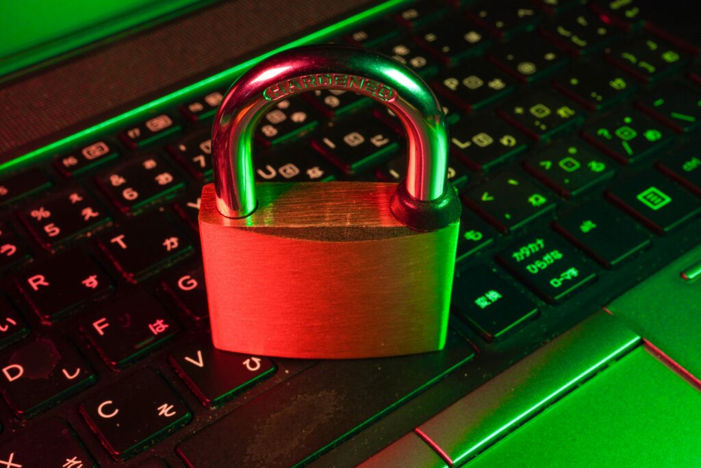 Vorhängeschloss auf einer Computertastatur als Symbol für einen Cyberangriff im Mittelstand