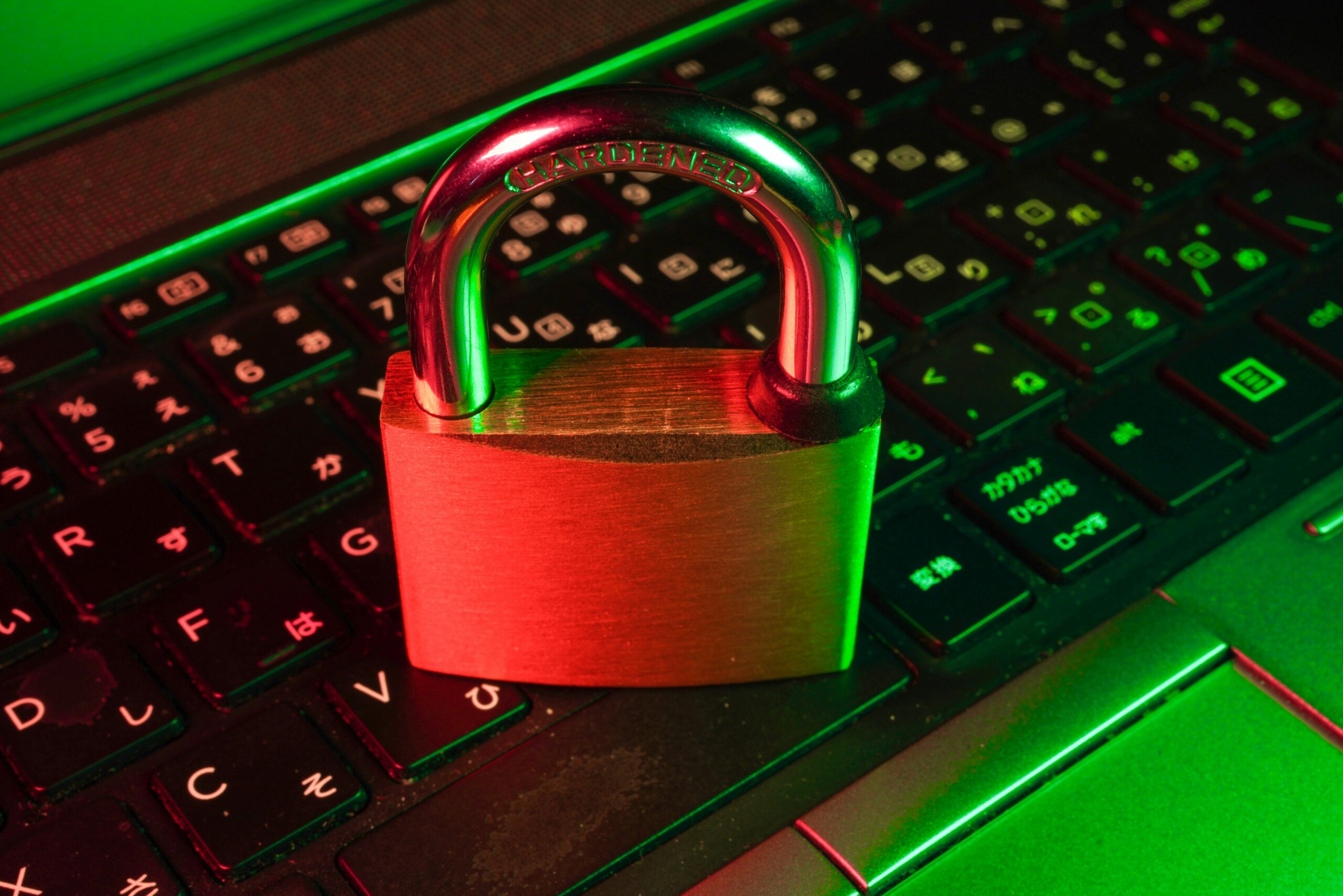 Vorhängeschloss auf einer Computertastatur als Symbol für einen Cyberangriff im Mittelstand
