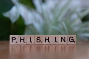 Holzbuchstaben mit dem Wort „PHISHING“ als Symbol für Phishing im Unternehmen