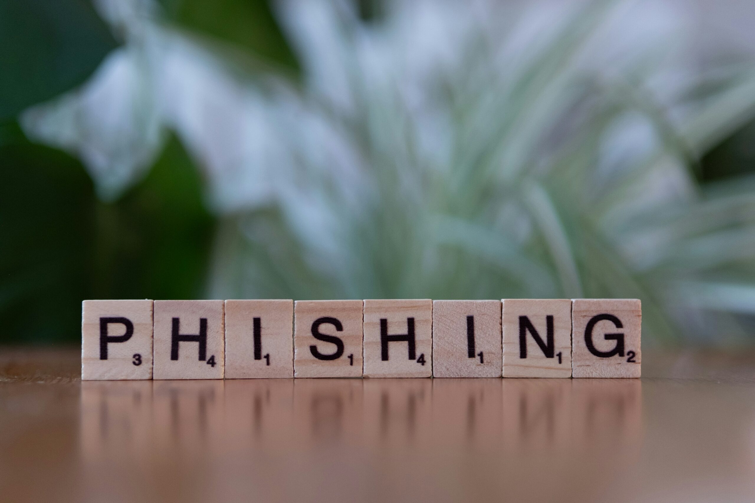 Holzbuchstaben mit dem Wort „PHISHING“ als Symbol für Phishing im Unternehmen