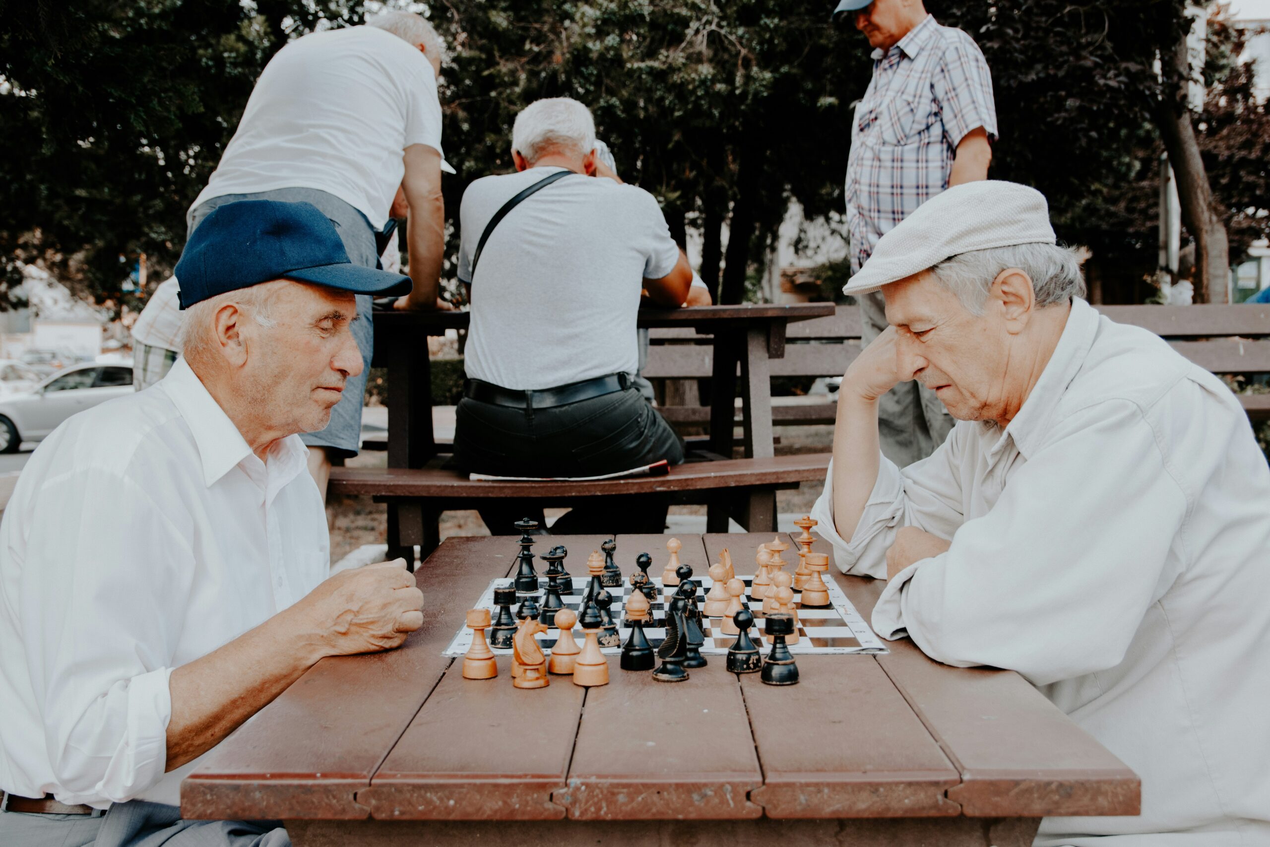 Empfehlung: > Zwei ältere Männer spielen Schach im Freien als Symbol für die Kaufkraft der Betriebsrente im Ruhestand